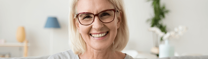 Žena s multifokálnymi okuliarmi
