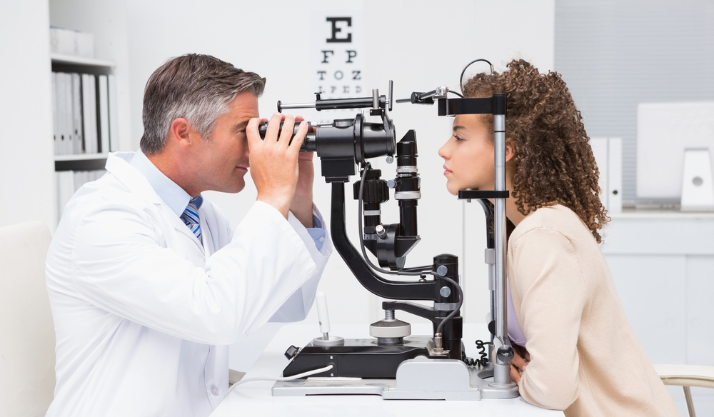 Očný špecialista robí vyšetrenie oka